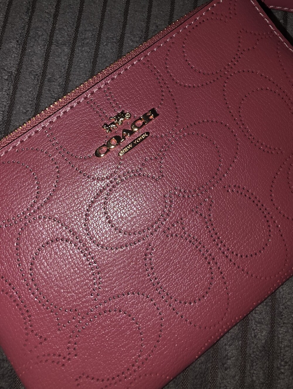 Nwt Coach Perforated Wristlet Pink - Picture 2 of 4